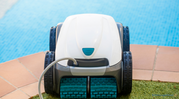 Poolroboter vor dem Pool