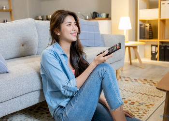 Frau beim TV schauen