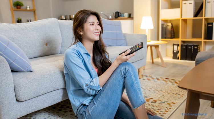 Frau beim TV schauen