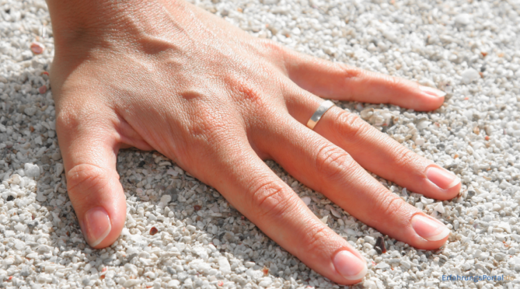 Frau trägt ein NFC Ring