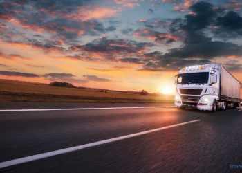 LKW auf der Straße bei Sonnenuntergang