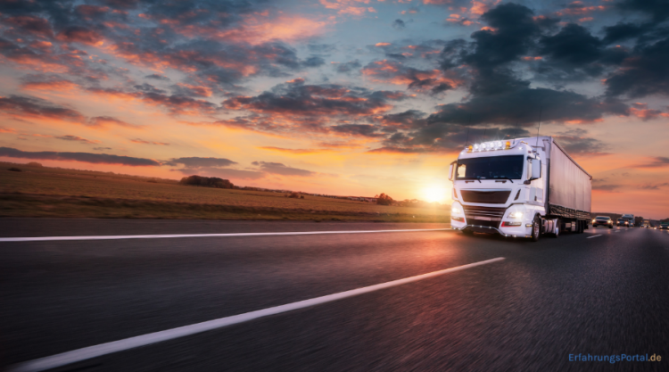 LKW auf der Straße bei Sonnenuntergang