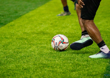 Fußballspieler hat den Ball