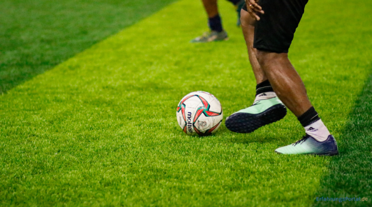 Fußballspieler hat den Ball