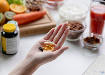 Eine Frau hält Supplements in der Hand