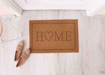 Schmutzfangmatte vor einer Wohnungstür