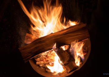 Brennendes Holz in einer Feuerschale