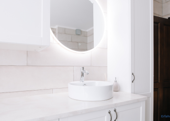 Badezimmer mit LED Spiegel