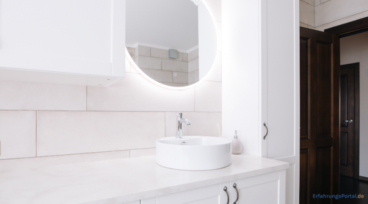 Badezimmer mit LED Spiegel