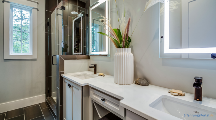 modernes Badezimmer mit LED Spiegel