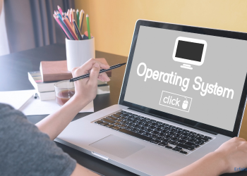 Frau arbeitet am Laptop