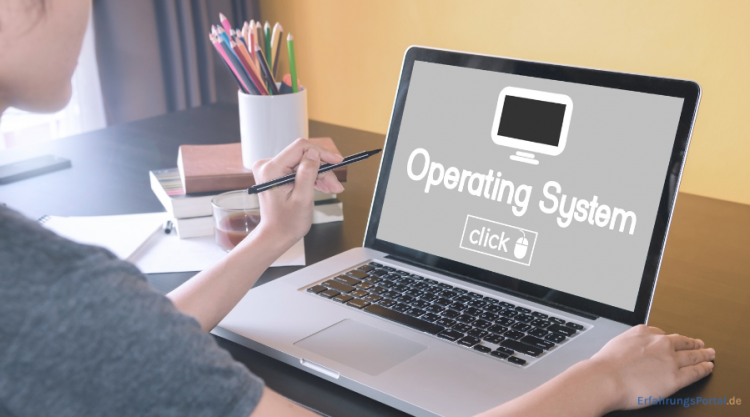 Frau arbeitet am Laptop