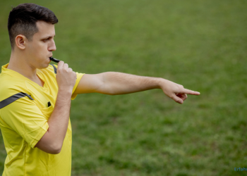 Schiedsrichter peifft