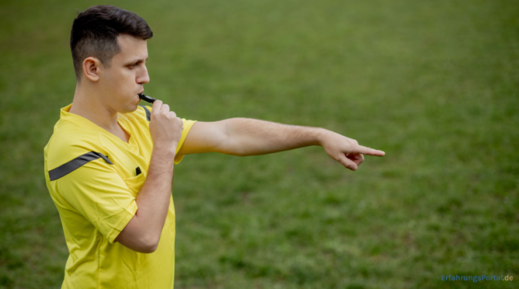 Schiedsrichter peifft