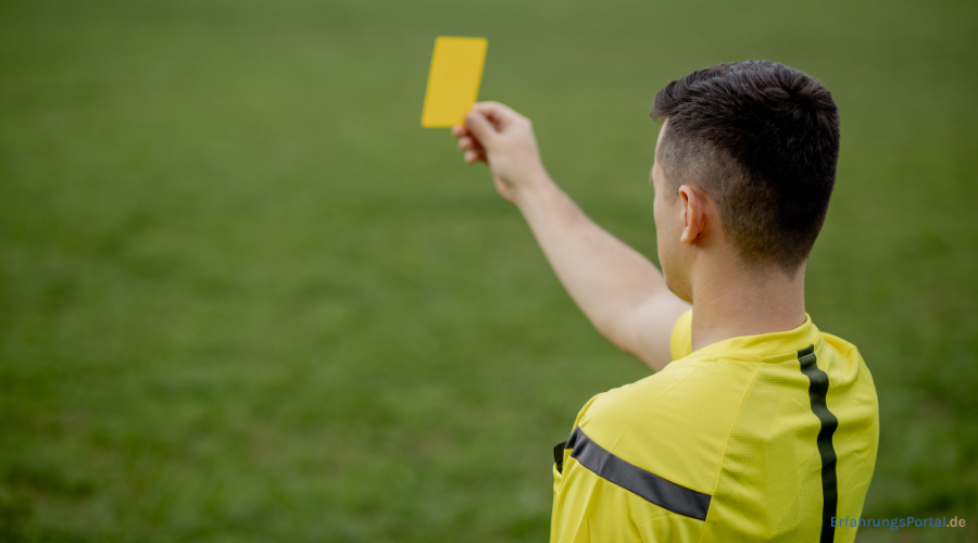 Schiedsrichter zeigt die gelbe Karte