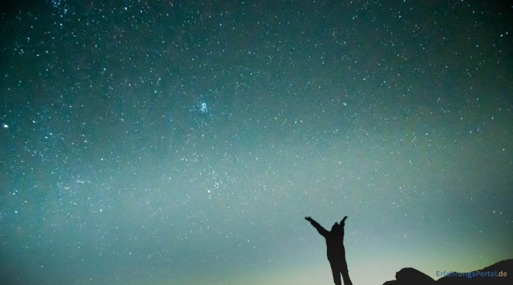 Jemand schaut in den Sternhimmel
