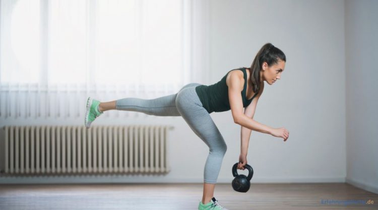 Frau macht Krafttraining zuhause