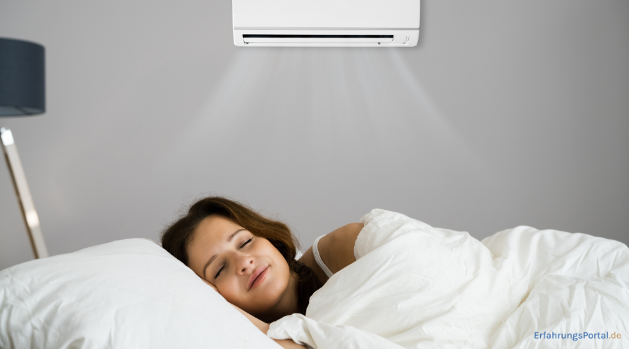 Frau schläft in ihrem Bett. Im Hintergrund erkennt man eine installierte Klimaanlage an der Wand.