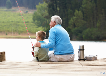 Älter Herr angelt mit einem Jungen