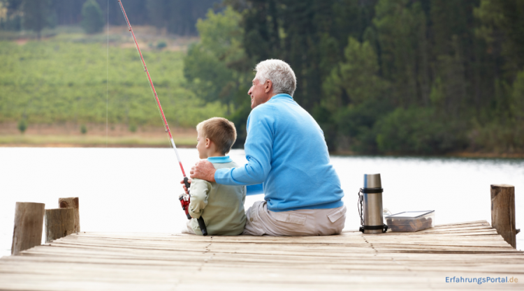 Älter Herr angelt mit einem Jungen