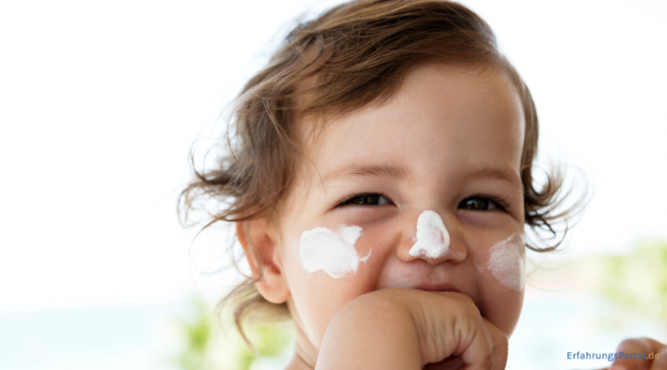 Kleinkind hat Sonnencreme im Gesicht