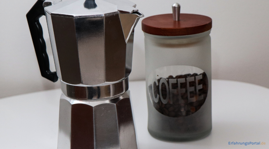 Perkolator und Kaffee in einer Dose