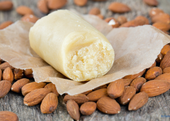 Marzipanrolle auf Mandeln