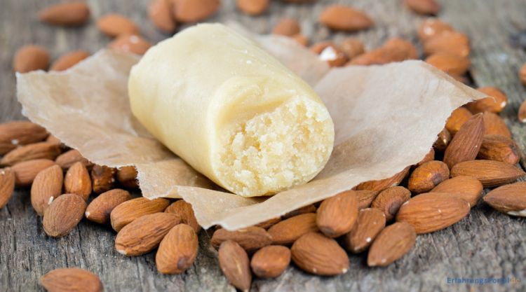 Marzipanrolle auf Mandeln
