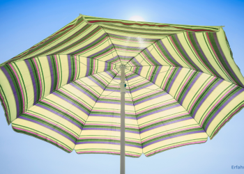 Grün-Gelb gestreifter Sonnenschirm