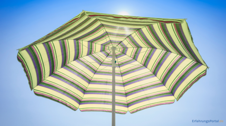 Grün-Gelb gestreifter Sonnenschirm