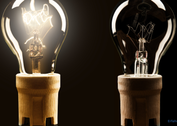 Eine Glühbirne leuchtet, die andere nicht