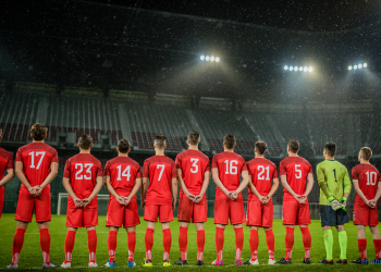 Fußballmannschaft steht im Stadion