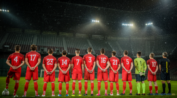 Fußballmannschaft steht im Stadion