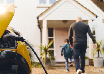 Auto wird an einer Wallbox aufgeladen
