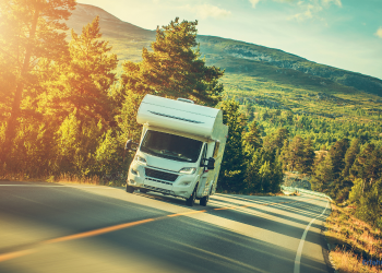 Ein Wohnmobil fährt eine Straße entlang