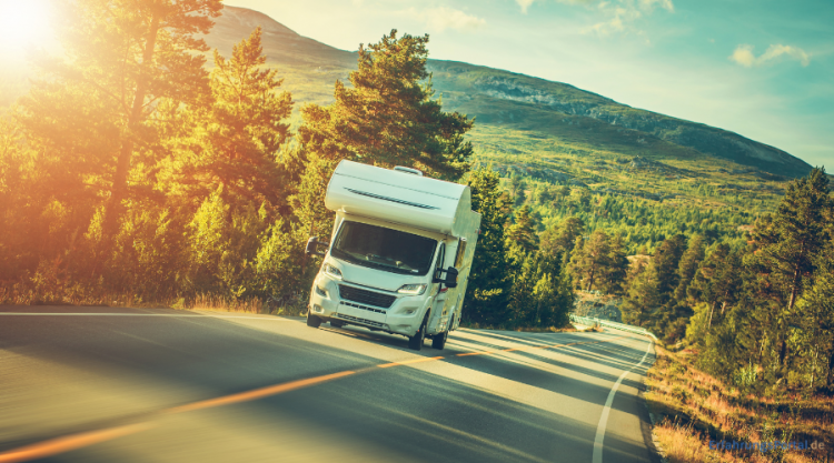 Ein Wohnmobil fährt eine Straße entlang