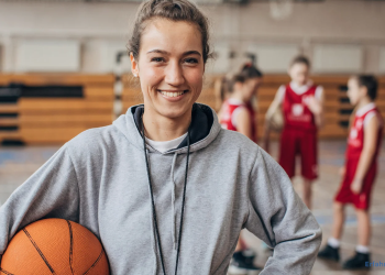 Basketballtrainerin steht vor Ihrer Mannschaft