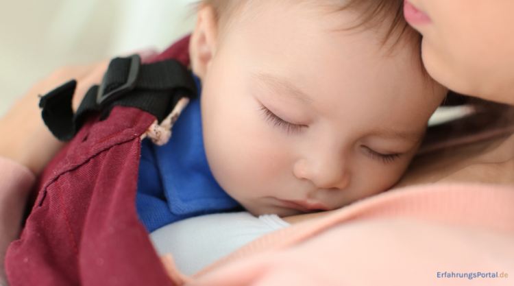 Baby schläft in einer Babytrage