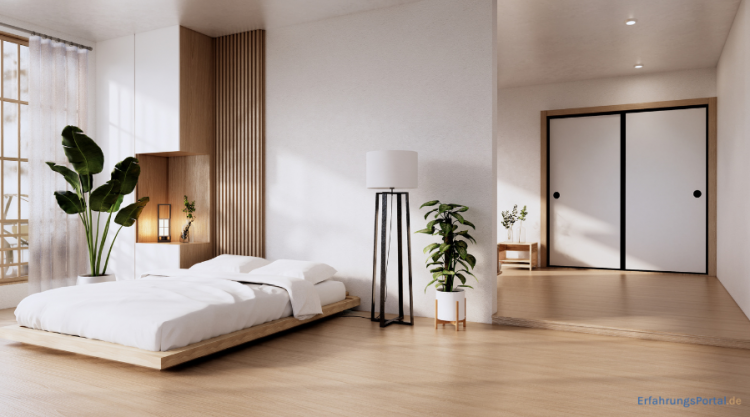 Bodentiefes Bett in einem Schlafzimmer