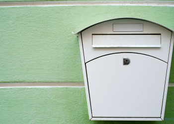 Briefkasten an grüner Wand