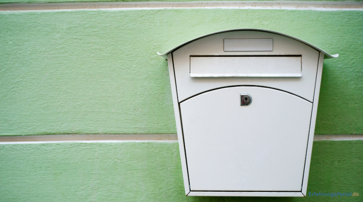 Briefkasten an grüner Wand