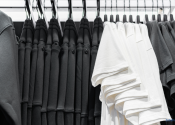 Kleidung auf einer Kleiderstange