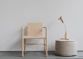 Minimalistischer Stuhl mit Deko