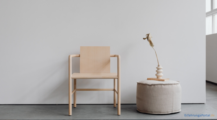 Minimalistischer Stuhl mit Deko