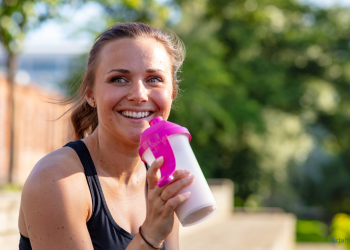 Frau trinkt ein Protein Shake