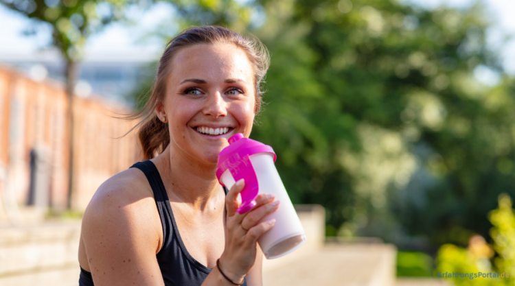 Frau trinkt ein Protein Shake