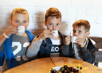Kinder trinken Kindertee