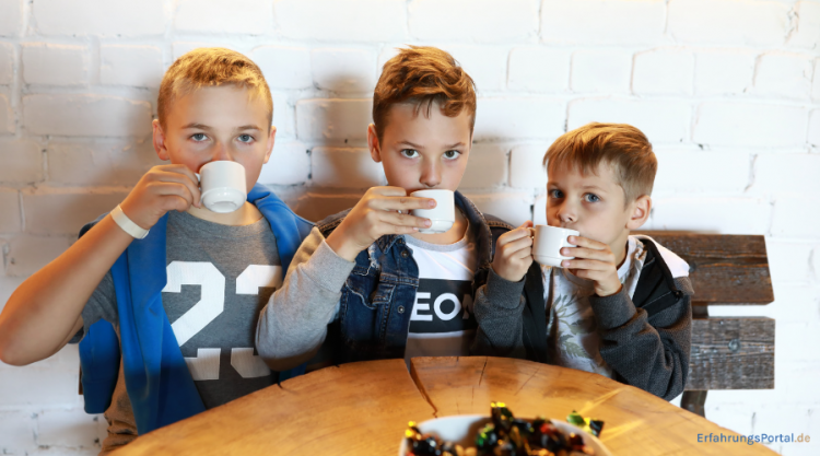 Kinder trinken Kindertee