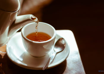 Tee aus einer Teekanne