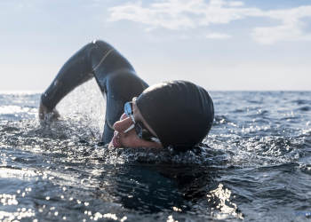 Schwimmer mit Schwimmboje
